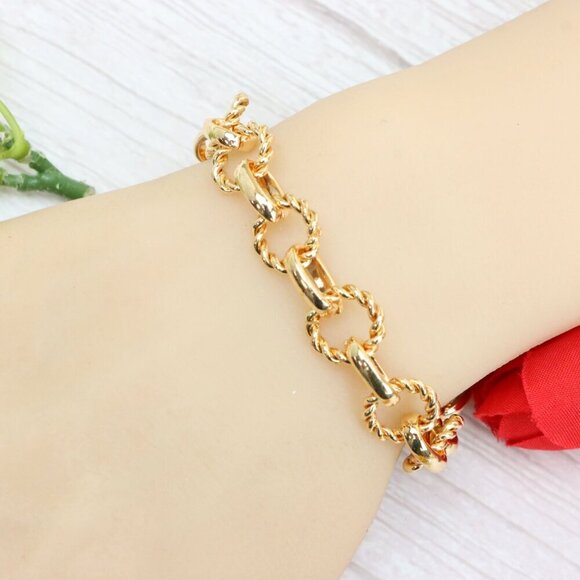 "Trendy Handmade Bracelet – A Thoughtful Gift for Girls & Women | UNVRC1593 - Picture 5 of 10